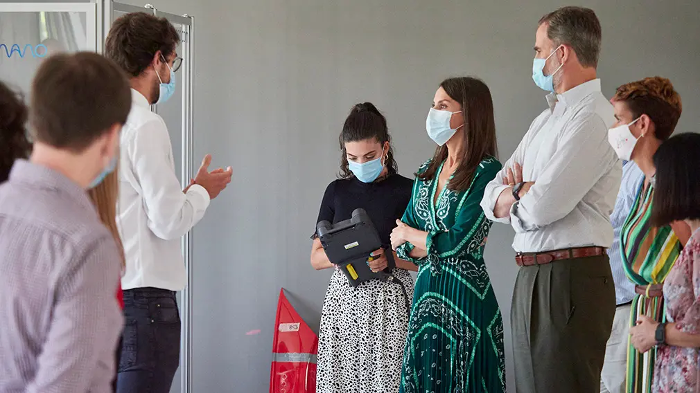 El Rey Don Felipe (3d) y la Reina Doña Letizia (4d), acompañados por la presidenta del Gobierno de Navarra, María Chivite (2d), durante su visita a la empresa tecnológica das-Nano/Veridas, en Tajonar, Navarra (España), a 27 de julio de 2020. La visita de los Reyes se enmarca en la gira que están llevando a cabo por las comunidades autónomas para reconocer el esfuerzo del conjunto de la sociedad española frente a la pandemia del Covid-19 y apoyar a distintos sectores sociales en la recuperación de la actividad.
27 JULIO 2020 MONARQUÍA;REALEZA;CASA REAL;REY;REINA
27/7/2020