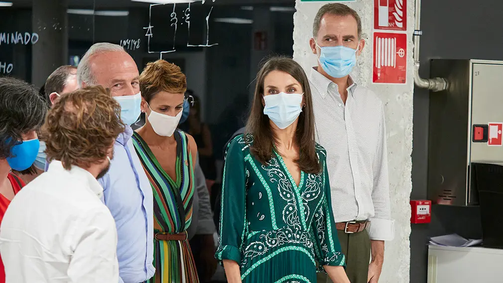 El Rey Don Felipe (1d) y la Reina Doña Letizia (2d), acompañados por la presidenta del Gobierno de Navarra, María Chivite (3d), durante su visita a la empresa tecnológica das-Nano/Veridas, en Tajonar, Navarra (España), a 27 de julio de 2020. La visita de los Reyes se enmarca en la gira que están llevando a cabo por las comunidades autónomas para reconocer el esfuerzo del conjunto de la sociedad española frente a la pandemia del Covid-19 y apoyar a distintos sectores sociales en la recuperación de la actividad.
27 JULIO 2020 MONARQUÍA;REALEZA;CASA REAL;REY;REINA
27/7/2020