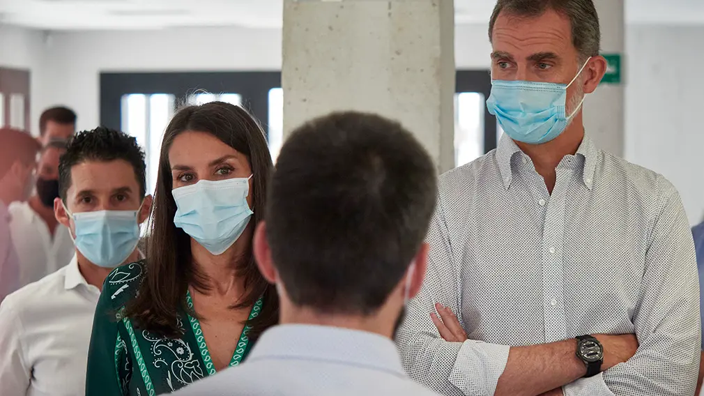 El Rey Don Felipe (1d) y la Reina Doña Letizia (2d), acompañados por la presidenta del Gobierno de Navarra, María Chivite (3d), durante su visita a la empresa tecnológica das-Nano/Veridas, en Tajonar, Navarra (España), a 27 de julio de 2020. La visita de los Reyes se enmarca en la gira que están llevando a cabo por las comunidades autónomas para reconocer el esfuerzo del conjunto de la sociedad española frente a la pandemia del Covid-19 y apoyar a distintos sectores sociales en la recuperación de la actividad.
27 JULIO 2020 MONARQUÍA;REALEZA;CASA REAL;REY;REINA
27/7/2020