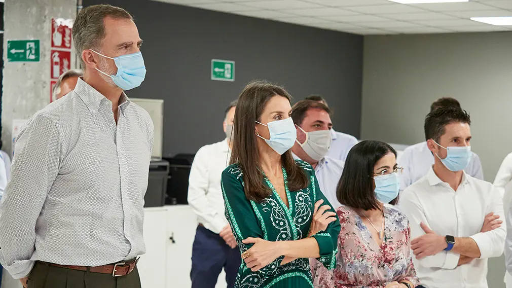 El Rey Don Felipe (1i) y la Reina Doña Letizia (2i), acompañados porla ministra de Política Territorial y Función Pública, Carolina Darias (3i), durante su visita a la empresa tecnológica das-Nano/Veridas, en Tajonar, Navarra (España), a 27 de julio de 2020. La visita de los Reyes se enmarca en la gira que están llevando a cabo por las comunidades autónomas para reconocer el esfuerzo del conjunto de la sociedad española frente a la pandemia del Covid-19 y apoyar a distintos sectores sociales en la recuperación de la actividad.
27 JULIO 2020 MONARQUÍA;REALEZA;CASA REAL;REY;REINA
27/7/2020