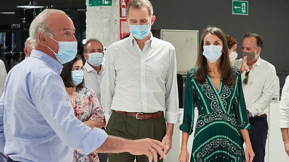 El Rey Don Felipe (3i) y la Reina Doña Letizia (4i), acompañados porla ministra de Política Territorial y Función Pública, Carolina Darias (2i), durante su visita a la empresa tecnológica das-Nano/Veridas, en Tajonar, Navarra (España), a 27 de julio de 2020. La visita de los Reyes se enmarca en la gira que están llevando a cabo por las comunidades autónomas para reconocer el esfuerzo del conjunto de la sociedad española frente a la pandemia del Covid-19 y apoyar a distintos sectores sociales en la recuperación de la actividad.
27 JULIO 2020 MONARQUÍA;REALEZA;CASA REAL;REY;REINA
27/7/2020