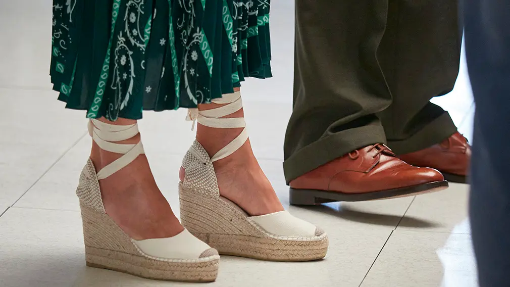 Calzados del Rey Don Felipe y la Reina Doña Letizia durante su visita a la empresa tecnológica das-Nano/Veridas, en Tajonar, Navarra (España), a 27 de julio de 2020. La visita de los Reyes se enmarca en la gira que están llevando a cabo por las comunidades autónomas para reconocer el esfuerzo del conjunto de la sociedad española frente a la pandemia del Covid-19 y apoyar a distintos sectores sociales en la recuperación de la actividad.
27 JULIO 2020 MONARQUÍA;REALEZA;CASA REAL;REY;REINA
27/7/2020
