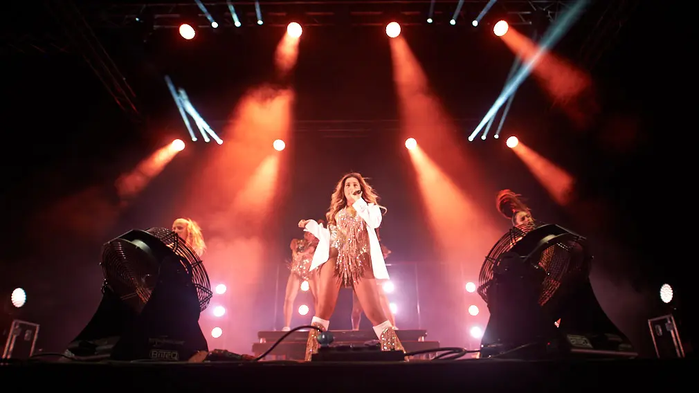 La cantante y bailarina Lola Índigo actua en el Navarra Arena de Pamplona. MIGUEL OSÉS