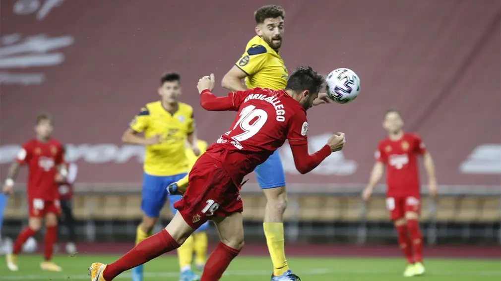 Enric Gallego remata de cabeza ante la UD Tomares en Sevilla. CA Osasuna.