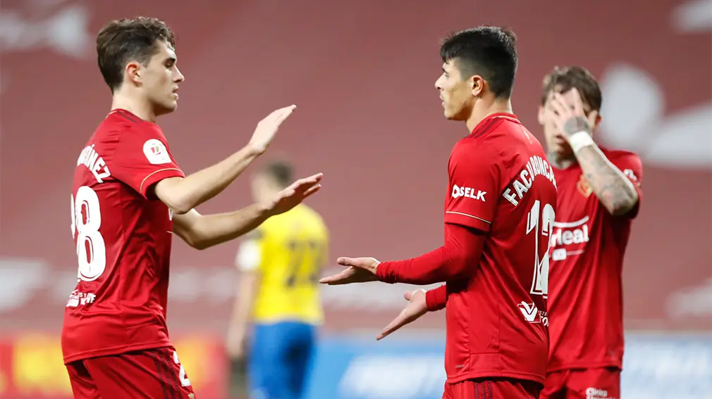 Roncaglia recibe el saludo de Javi Martínez tras marcar gol en la Copa del Rey. CA Osasuna.