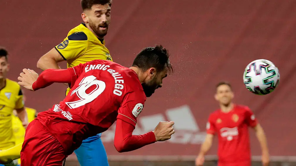 Antonio Mesa, del Tomares, y Enric Gallego (d), de Osasuna, en una jugada del partido correspondiente a la primera eliminatoria de la Copa del Rey, que estos dos equipos juegan hoy en el estadio olímpico de La Cartuja en Sevilla.- EFE/Julio Muñoz