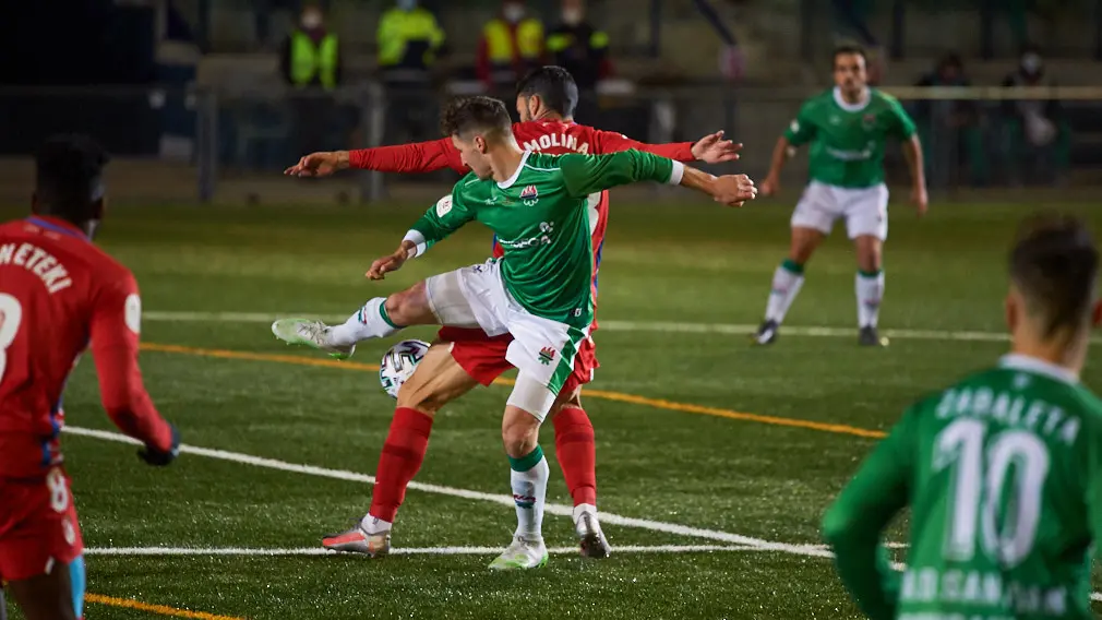 El San Juan juega contra El Granada en Pamplona. MIGUEL OSÉS