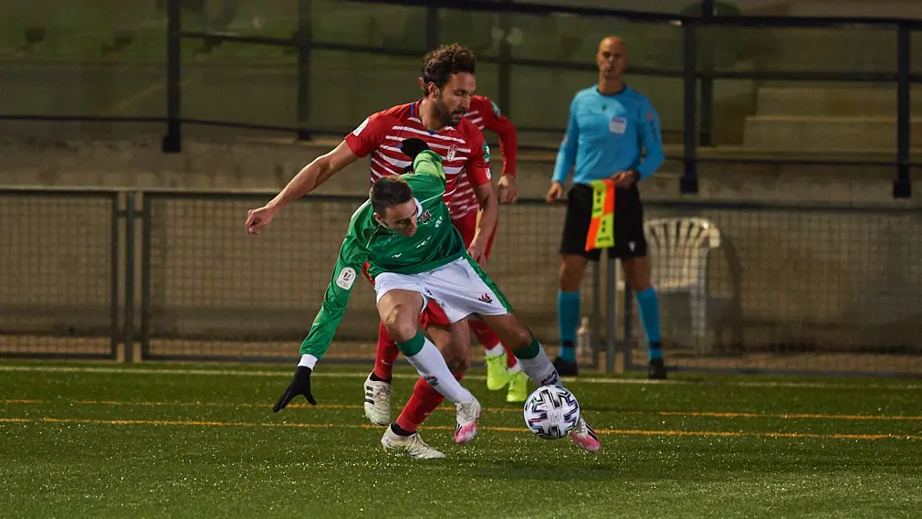 El San Juan juega contra El Granada en Pamplona. MIGUEL OSÉS