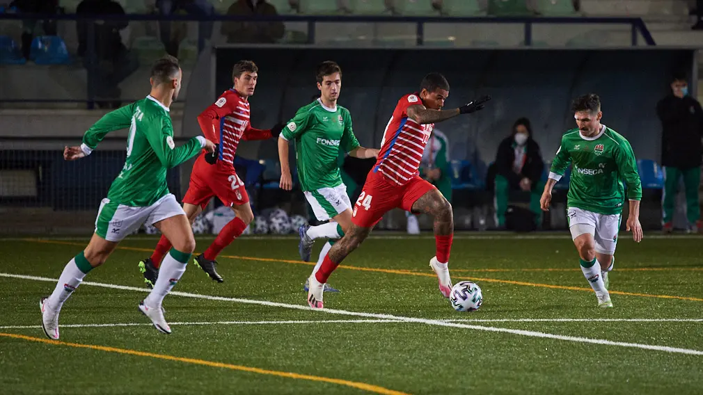 El San Juan juega contra El Granada en Pamplona. MIGUEL OSÉS