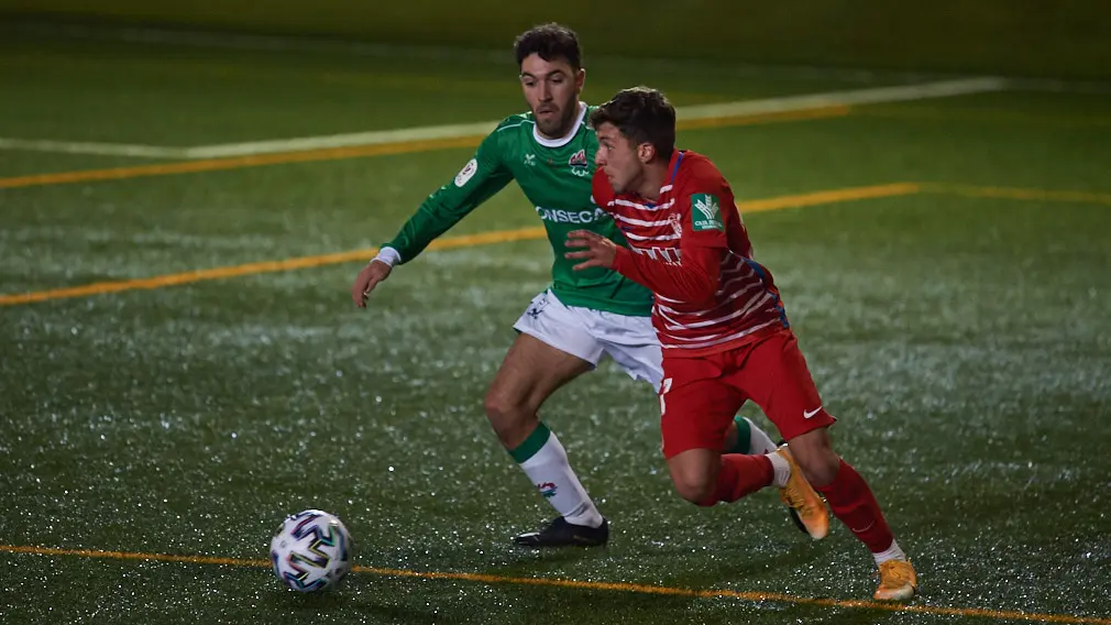 El San Juan juega contra El Granada en Pamplona. MIGUEL OSÉS