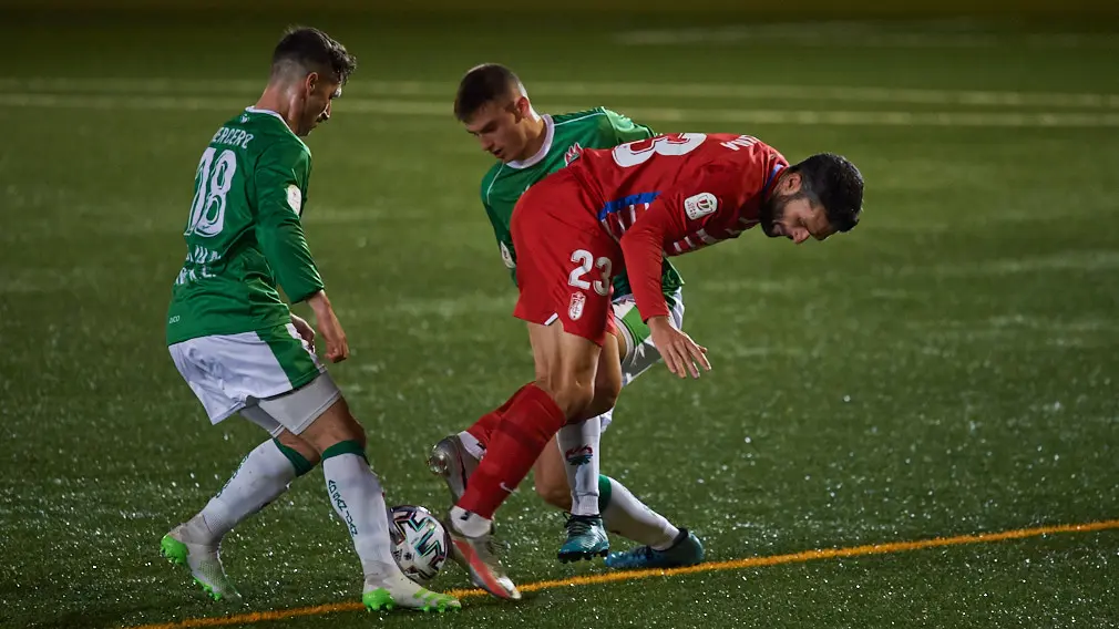 El San Juan juega contra El Granada en Pamplona. MIGUEL OSÉS