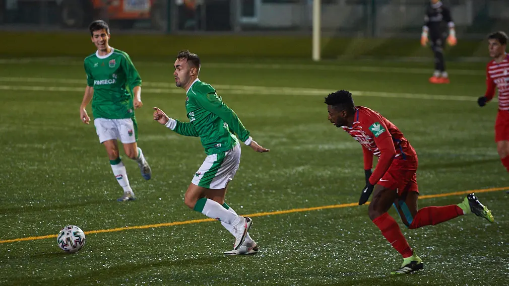 El San Juan juega contra El Granada en Pamplona. MIGUEL OSÉS