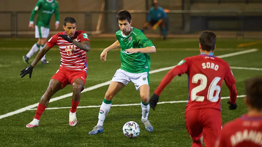 El San Juan juega contra El Granada en Pamplona. MIGUEL OSÉS