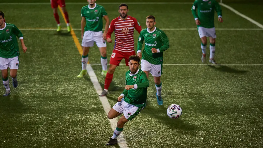 El San Juan juega contra El Granada en Pamplona. MIGUEL OSÉS