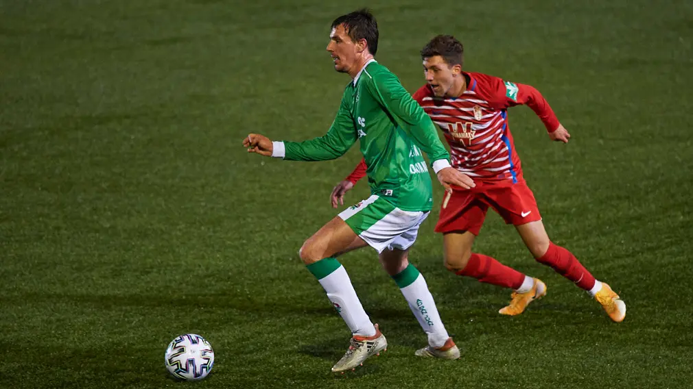 El San Juan juega contra El Granada en Pamplona. MIGUEL OSÉS