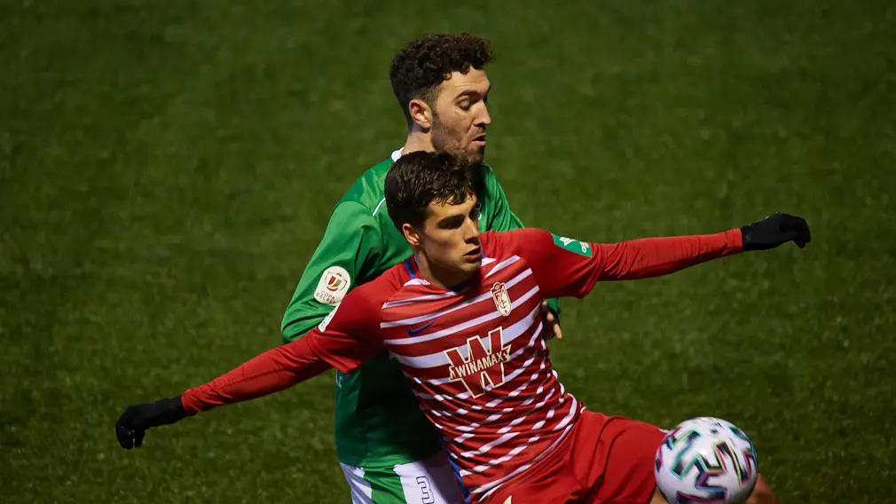 El San Juan juega contra El Granada en Pamplona. MIGUEL OSÉS