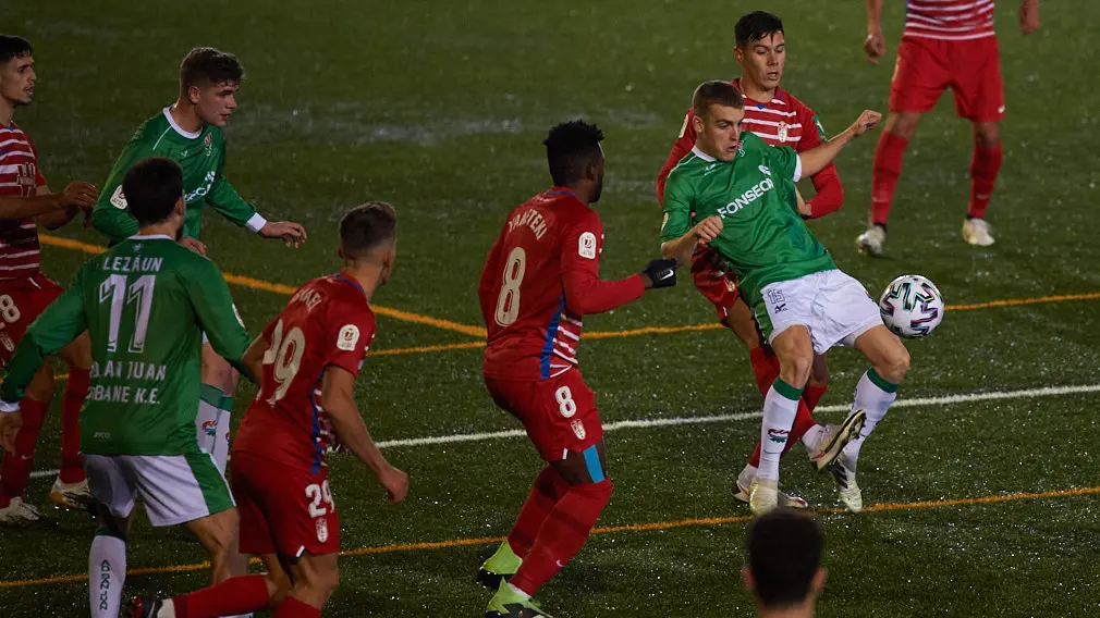 El San Juan juega contra El Granada en Pamplona. MIGUEL OSÉS