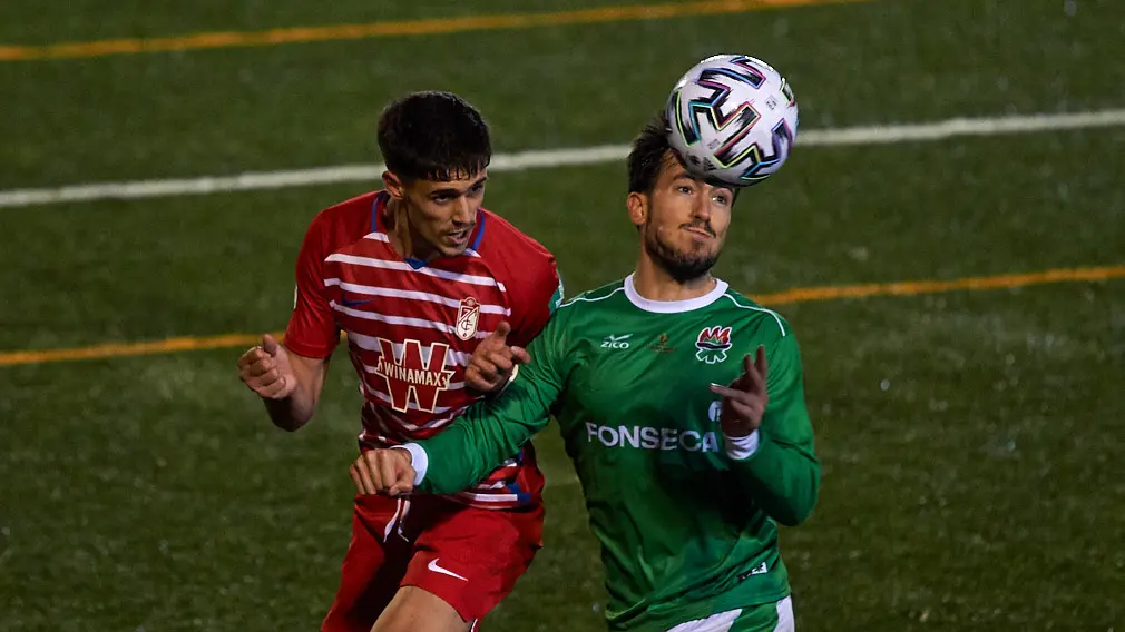 El San Juan juega contra El Granada en Pamplona. MIGUEL OSÉS