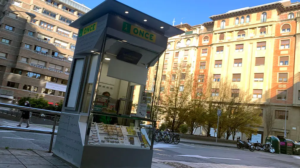 Un kiosko del cup&oacute;n de la ONCE en la calle Estella de Pamplona, junto a la plaza del V&iacute;nculo.