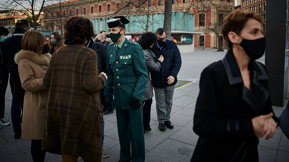 Autoridades acuden al acto de homenaje con motivo del Día Europeo de las víctimas del terrorismo en la plaza de Baluarte de Pamplona. PABLO LASAOSA