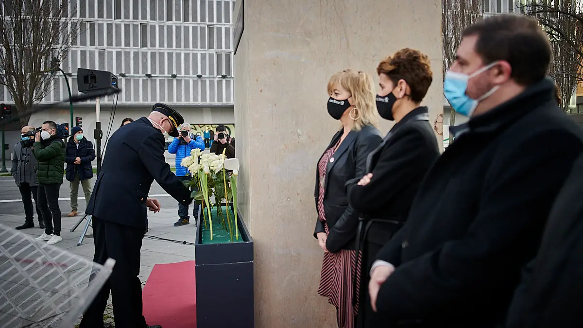 Autoridades acuden al acto de homenaje con motivo del Día Europeo de las víctimas del terrorismo en la plaza de Baluarte de Pamplona. PABLO LASAOSA
