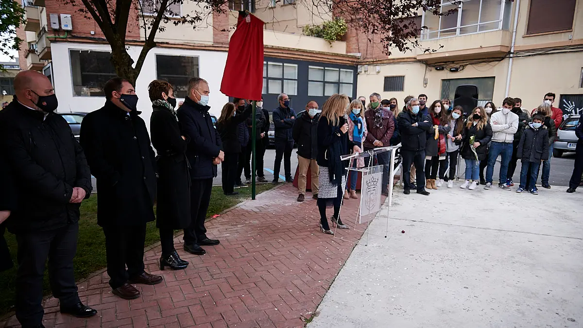 Acto de colocación de la placa en recuerdo de Tomás Caballero, concejal del Ayuntamiento de Pamplona asesinado por la banda terrorista ETA. PABLO LASAOSA