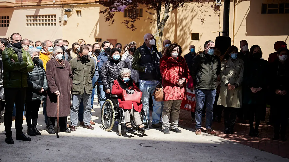 Acto de colocación de la placa en recuerdo de Tomás Caballero, concejal del Ayuntamiento de Pamplona asesinado por la banda terrorista ETA. PABLO LASAOSA
