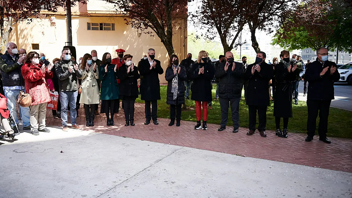 Acto de colocación de la placa en recuerdo de Tomás Caballero, concejal del Ayuntamiento de Pamplona asesinado por la banda terrorista ETA. PABLO LASAOSA