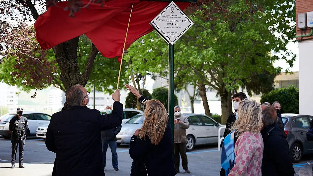 Acto de colocación de la placa en recuerdo de Tomás Caballero, concejal del Ayuntamiento de Pamplona asesinado por la banda terrorista ETA. PABLO LASAOSA