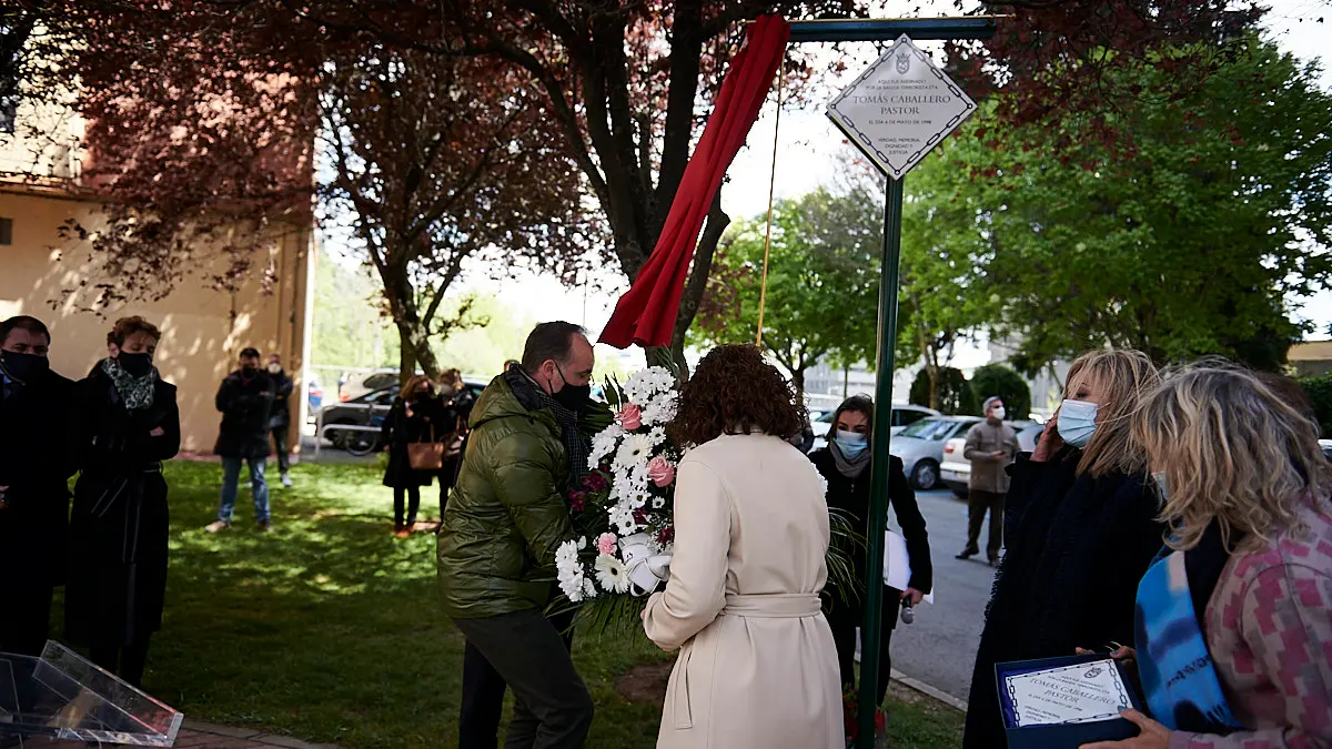 Acto de colocación de la placa en recuerdo de Tomás Caballero, concejal del Ayuntamiento de Pamplona asesinado por la banda terrorista ETA. PABLO LASAOSA