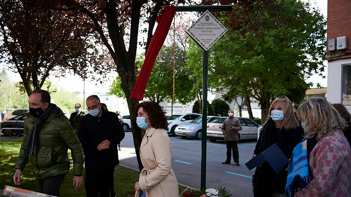 Acto de colocación de la placa en recuerdo de Tomás Caballero, concejal del Ayuntamiento de Pamplona asesinado por la banda terrorista ETA. PABLO LASAOSA