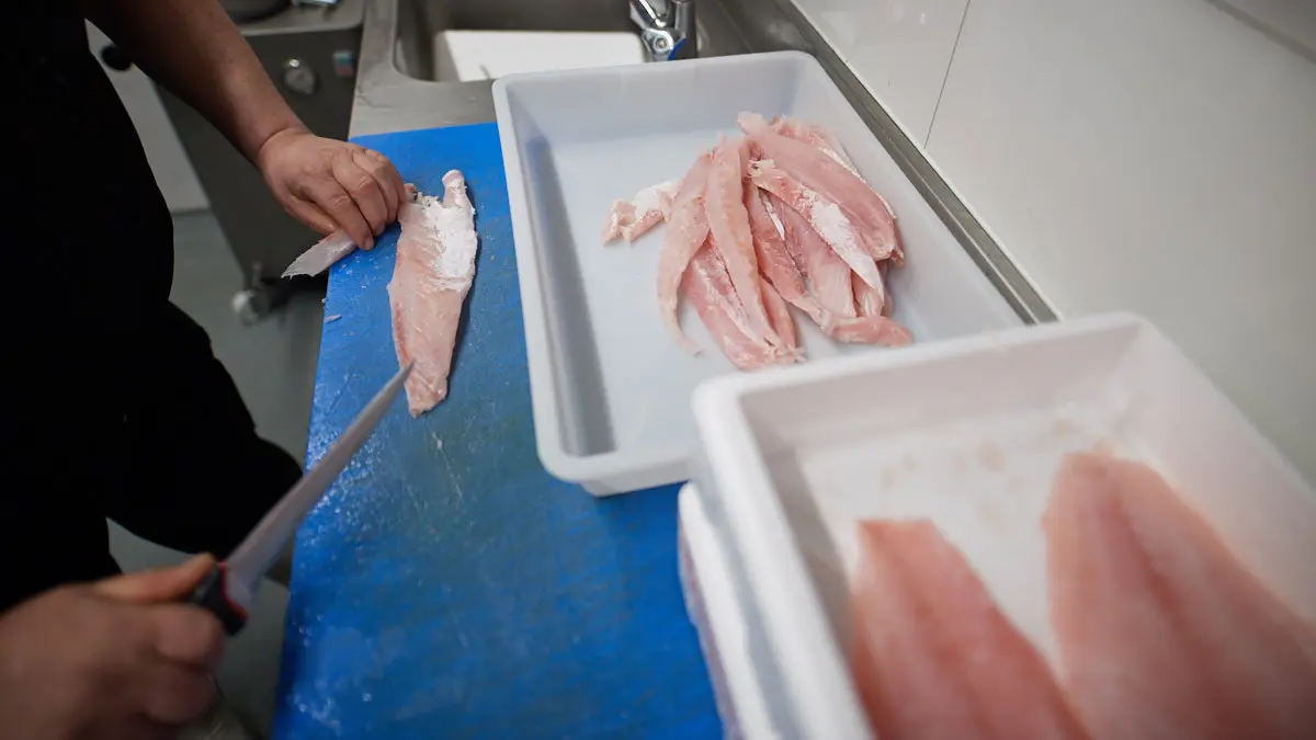 Pescadería Víctor en la Calle Iturrama en la que se prepara la 'txistomar'. MIGUEL OSÉS