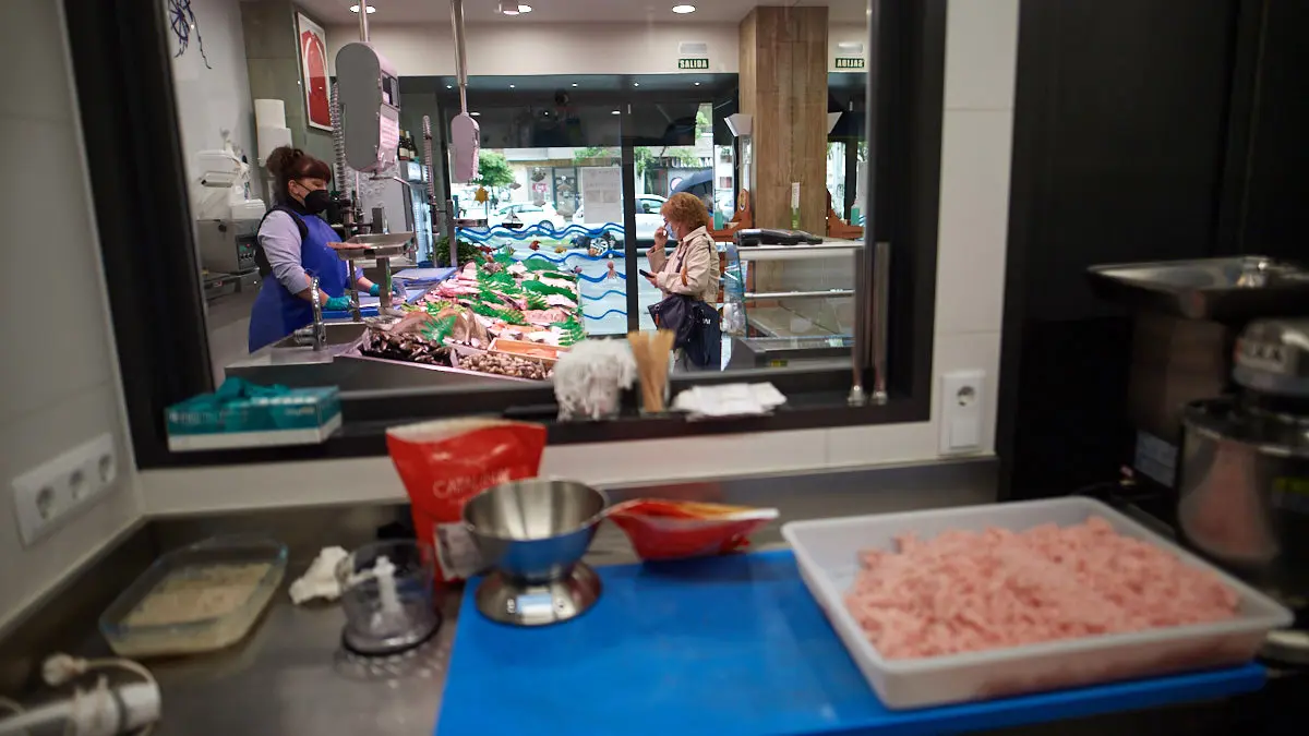 Pescadería Víctor en la Calle Iturrama en la que se prepara la 'txistomar'. MIGUEL OSÉS