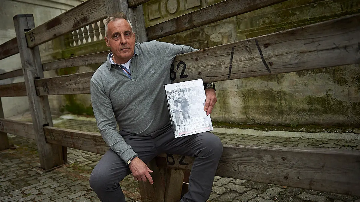 Jokin Zuasti, corredor del encierro, junto a su nuevo libro que presenta sobre sus 50 años corriendo encierros. PABLO LASAOSA