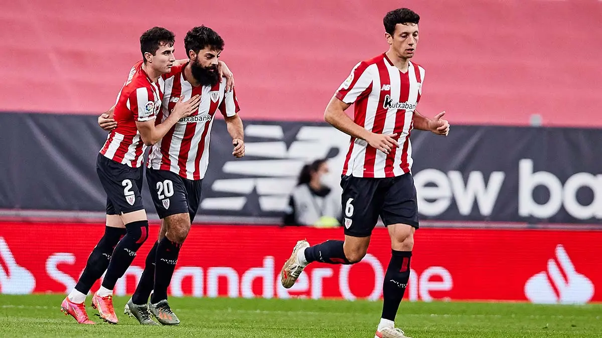 Los jugadores del Athletic celebran el gol durante el encuentro entre Athletic de Bilbao y Osasuna correspondiente a la jornada 35 de primera división que han disputado en el estadio de San Mamés. AFP7 / Europa Press