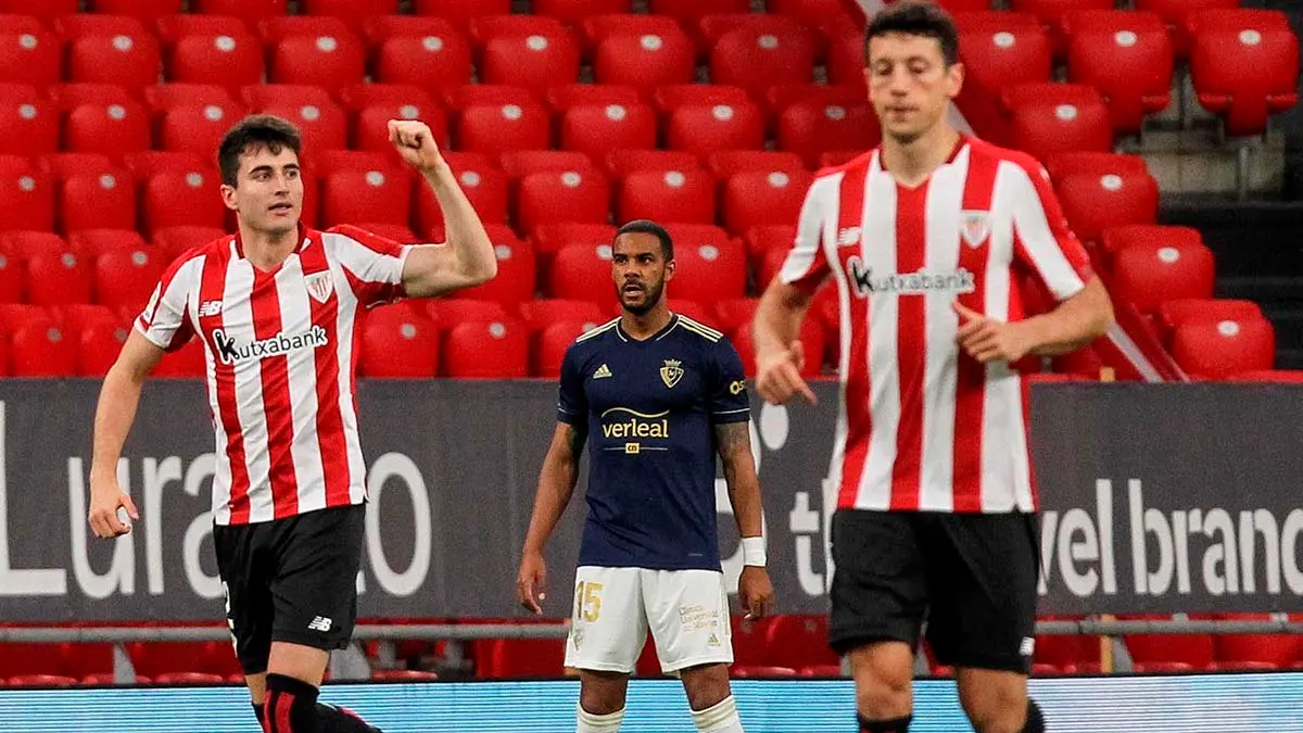 El delantero del Athletic Club, Jon Morcillo (i), celebra el primer gol del equipo bilbaino durante el encuentro correspondiente a la jornada 35 de primera división que disputan hoy sábado frente a Osasuna en el estadio de San Mamés, en Bilbao. EFE/Miguel Toña.