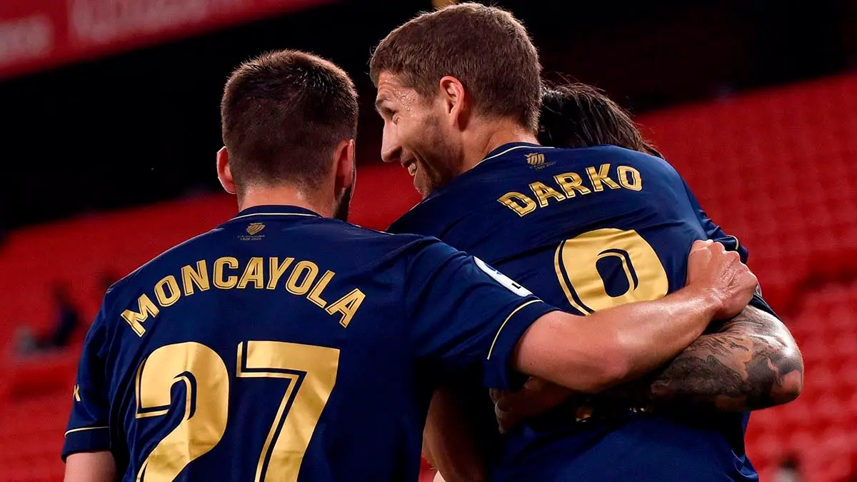 El centrocampista serbio del Osasuna Darko Brasanac celebra con sus compañeros, el gol marcado ante el Athletic Club durante el encuentro correspondiente a la jornada 35 de primera división que disputan hoy sábado en el estadio de San Mamés, en Bilbao. EFE/Miguel Toña.
