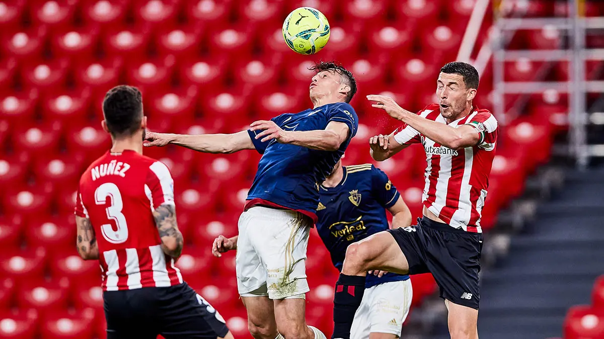 Ante Budimir juega el balón de cabeza durante el partido Athletic - Osasuna en Bilbao.
AFP7 / Europa Press