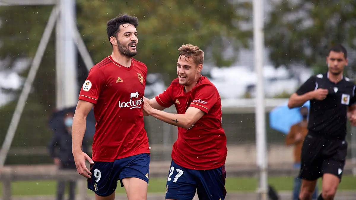 Partido entre Osasuna Promesas y Racing de Santander disputado en las instalaciones de Tajonar. MIGUEL OSÉS