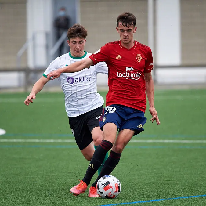 Partido entre Osasuna Promesas y Racing de Santander disputado en las instalaciones de Tajonar. MIGUEL OSÉS