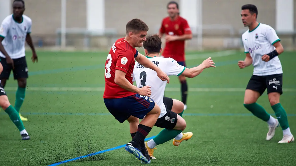 Partido entre Osasuna Promesas y Racing de Santander disputado en las instalaciones de Tajonar. MIGUEL OSÉS