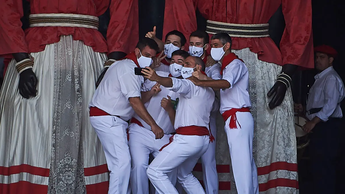 La Comparsa de Gigantes de Pamplona ofrece un espectáculo en la Ciudadela de Pamplona ante la imposibilidad de salir a las calles en San Fermín. PABLO LASAOSA