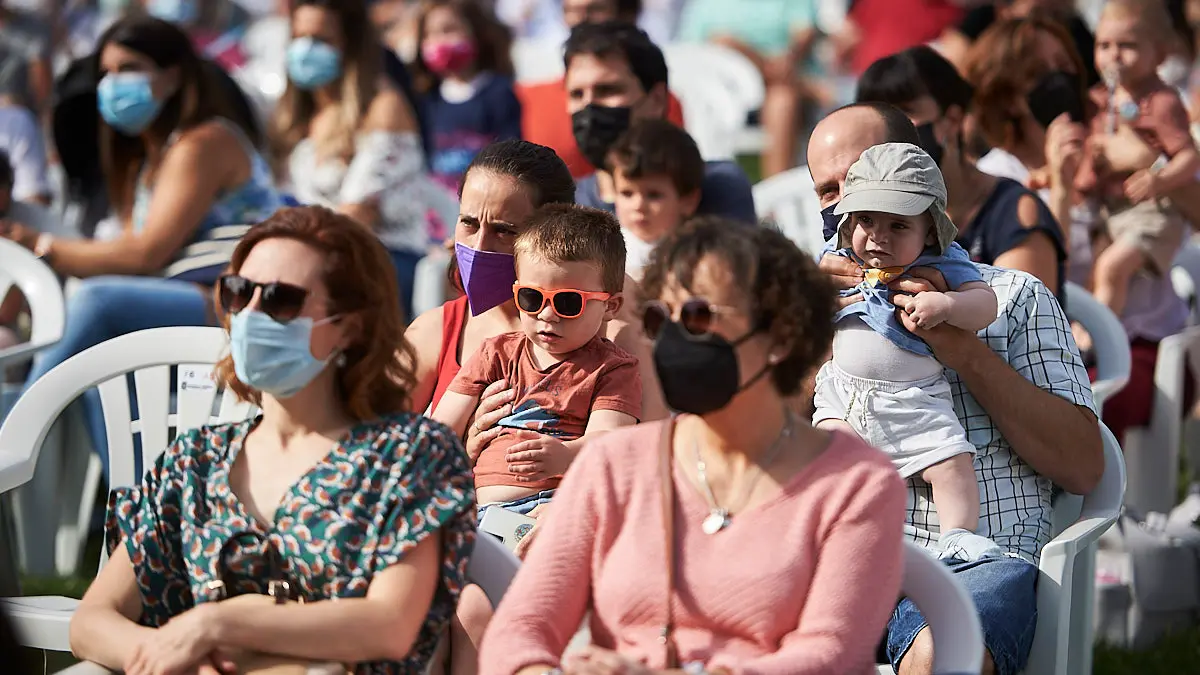 La Comparsa de Gigantes de Pamplona ofrece un espectáculo en la Ciudadela de Pamplona ante la imposibilidad de salir a las calles en San Fermín. PABLO LASAOSA
