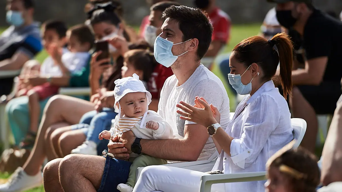 La Comparsa de Gigantes de Pamplona ofrece un espectáculo en la Ciudadela de Pamplona ante la imposibilidad de salir a las calles en San Fermín. PABLO LASAOSA