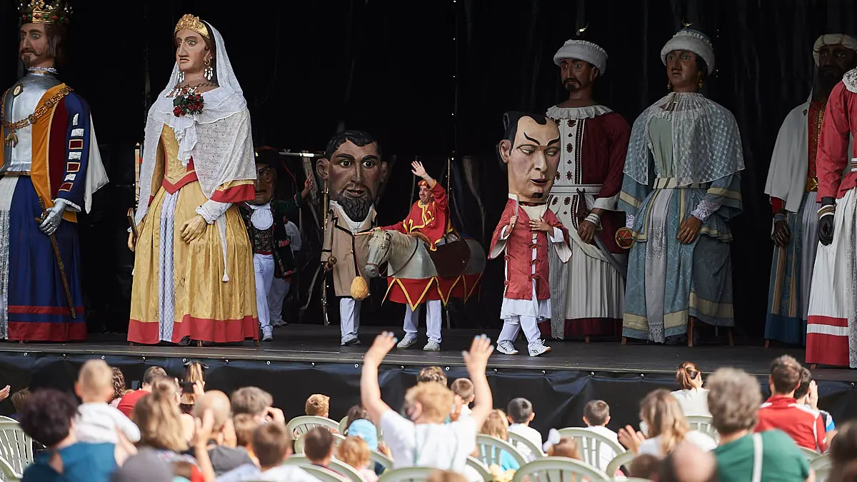 La Comparsa de Gigantes de Pamplona ofrece un espectáculo en la Ciudadela de Pamplona ante la imposibilidad de salir a las calles en San Fermín. PABLO LASAOSA