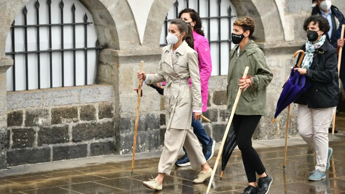 La Reina Letizia camina junto a la presidenta de Navarra, María Chivite, en su visita a Roncesvalles PABLO LASAOSA