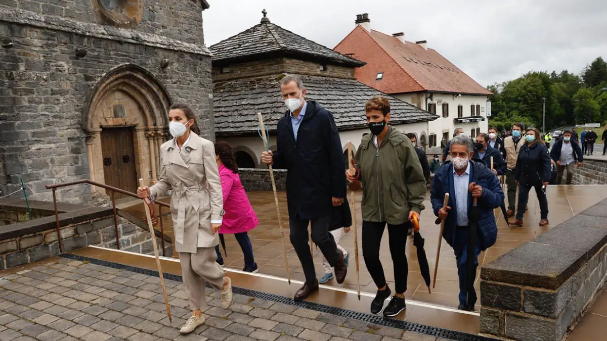 Los Reyes de España, Felipe VI y Leitizia, con la presidenta del Gobierno de Navarra, María Chivite, en su visita a Roncesvalles CASA REAL