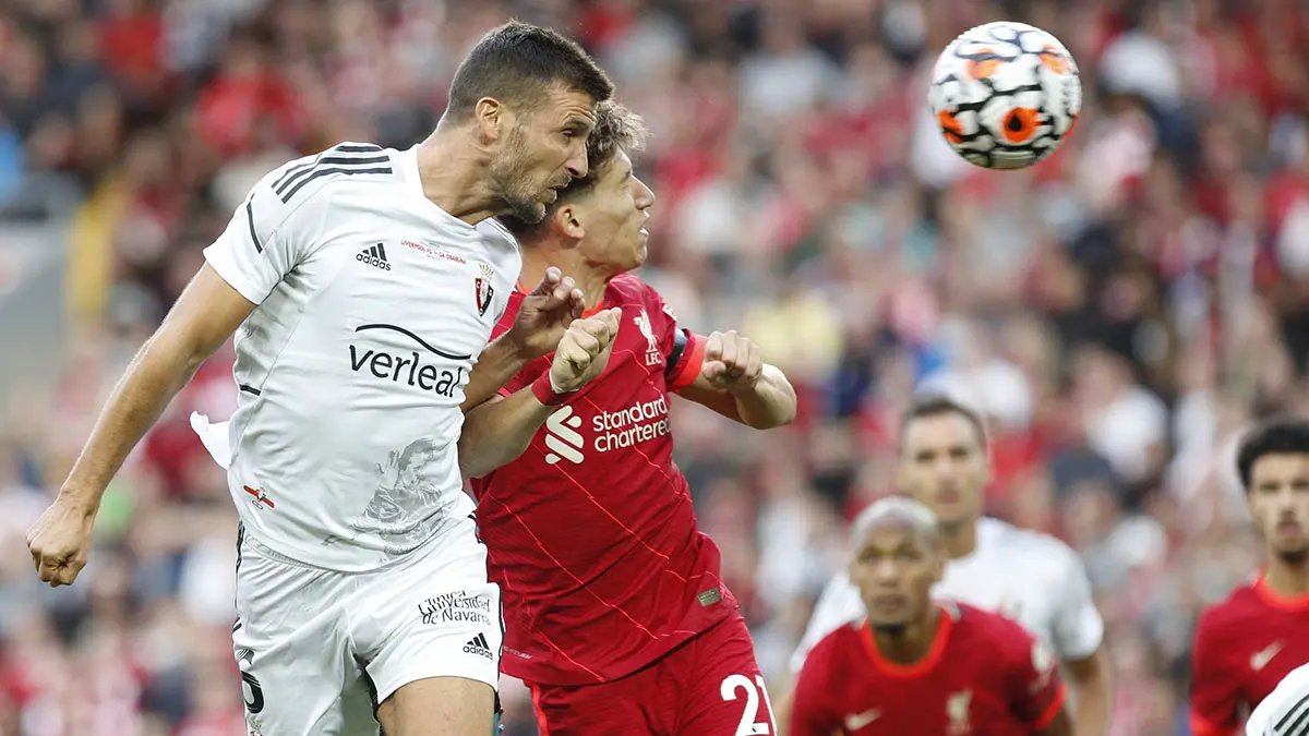 Liverpool y Osasuna se enfrentan en un partido amistoso en Anfield como homenaje a Michael Robinson. C.A. OSASUNA