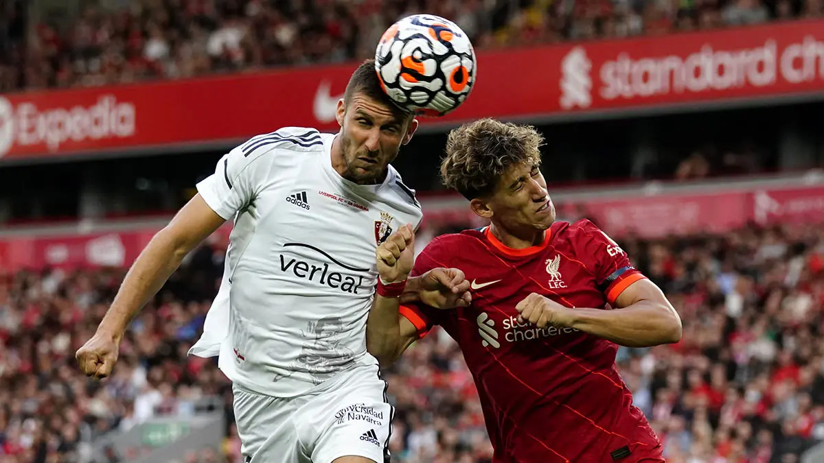 Liverpool y Osasuna se enfrentan en un partido amistoso en Anfield como homenaje a Michael Robinson. EUROPA PRESS