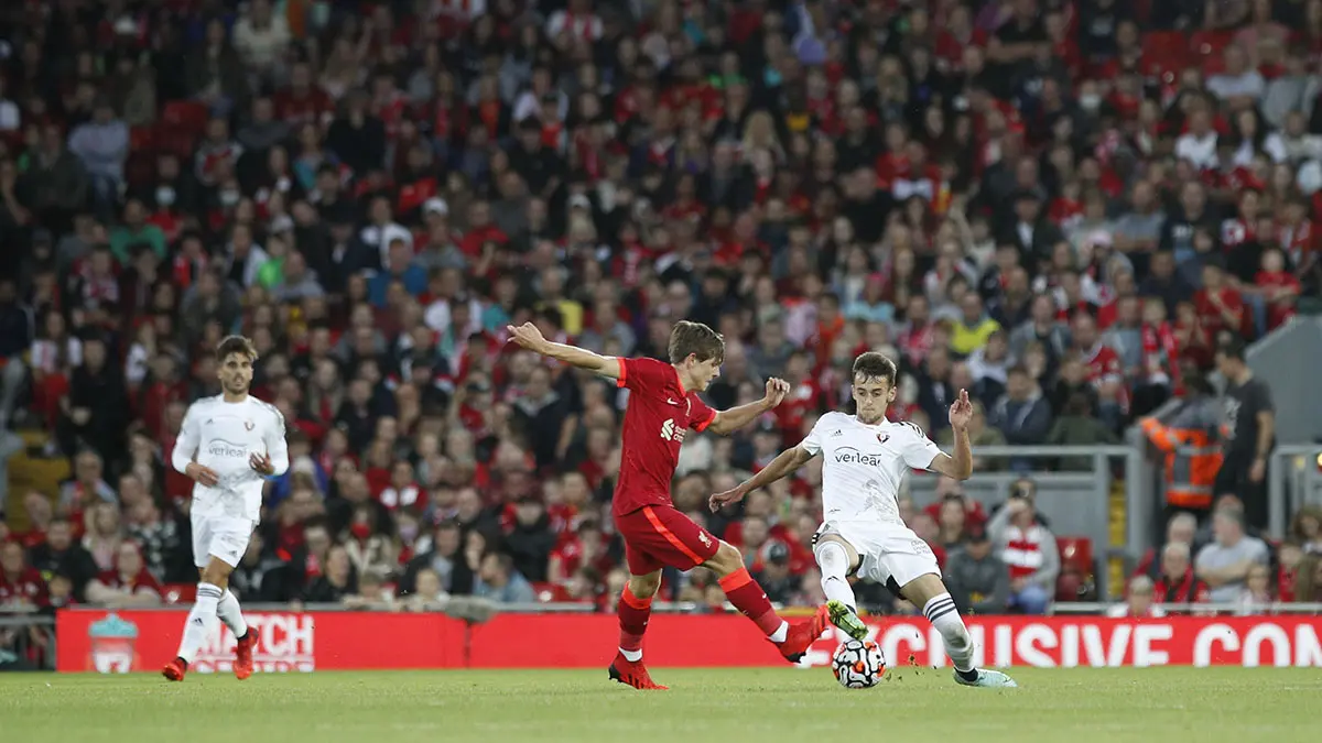 Liverpool y Osasuna se enfrentan en un partido amistoso en Anfield como homenaje a Michael Robinson. C.A. OSASUNA